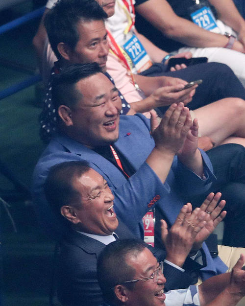 ボルドプレフ・ウヌルジャルガル(右)の勝利に拍手して祝福する元横綱、朝青龍(撮影・鈴木正人)
