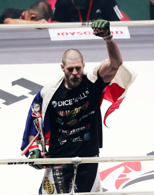 試合に勝ちガッツポーズするイリー・プロハースカ(撮影・鈴木正人)