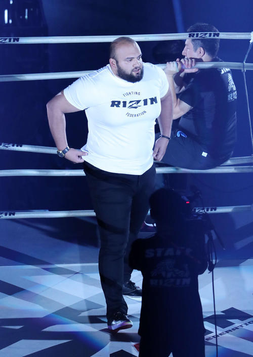 RIZINに参戦を決めリングに上がる大砂嵐(撮影・鈴木正人)