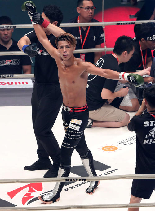 試合に勝ちガッツポーズする海人(撮影・鈴木正人)