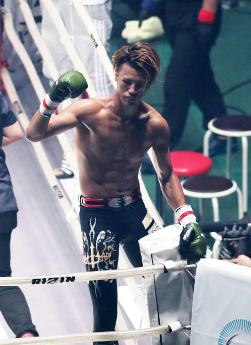 試合に勝ちガッツポーズする海人(撮影・鈴木正人)