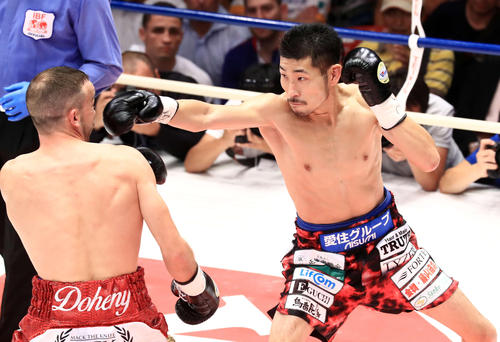 1回、ドヘニー(左)にパンチを放つ岩佐(撮影・江口和貴)