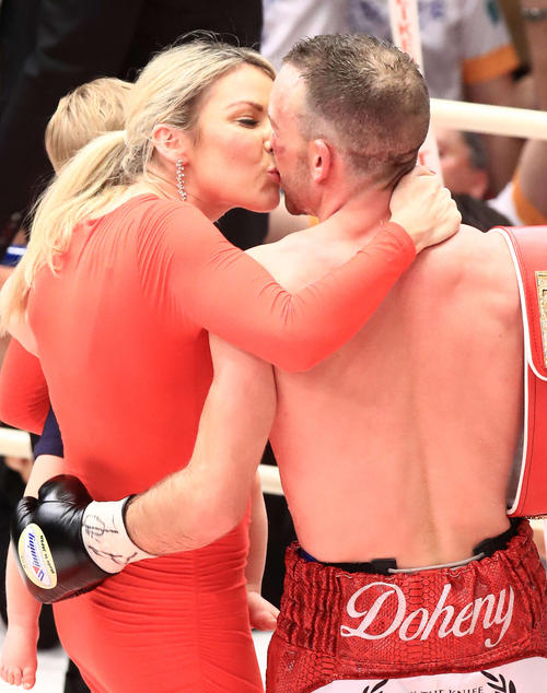 岩佐を破りIBF世界スーパーバンタム級新王者となり夫人とキスするドヘニー(撮影・江口和貴)