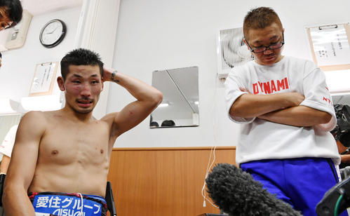 岩佐亮佑対TJ・ドヘニー 防衛に失敗し悔しそうな表情で会見する岩佐(左)と下を向くセレス小林会長(撮影・滝沢徹郎)