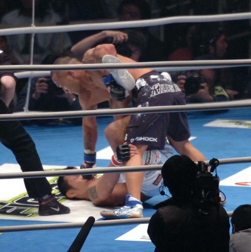 2005年12月、強烈な右フックでダウンを奪った山本KID徳郁さんは、倒れた須藤元気の顔面にとどめの一撃