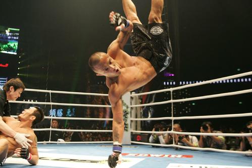 2005年12月、須藤元気（左）に勝利した山本KID徳郁さんはジャンプして喜ぶ
