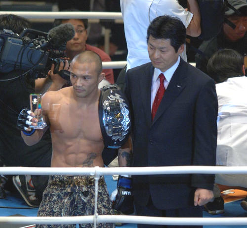 2006年5月、チャンピオンベルトを肩にポーズを取る山本KID徳郁さん