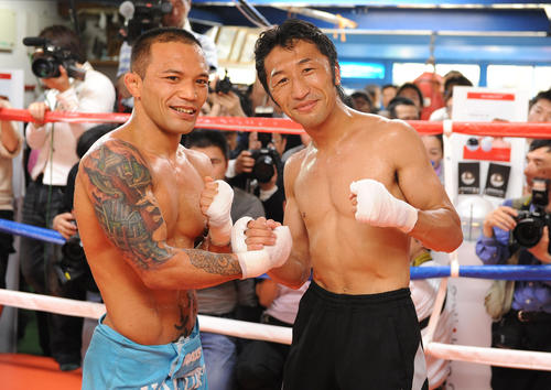 2009年5月、合同練習終了後に笑顔で握手をかわす山本KID徳郁さん(左)と内藤大助