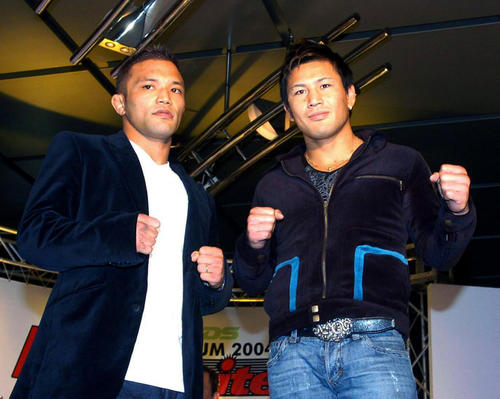 2004年10月、大みそかのK−1ダイナマイトで対戦が決まった魔裟斗（右）と山本KID徳郁さん