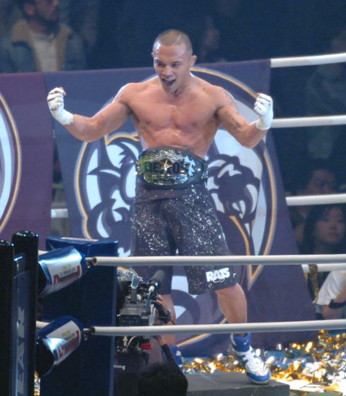 2005年12月、HERO’Sミドル級チャンピオンベルトを巻く山本KID徳郁さん