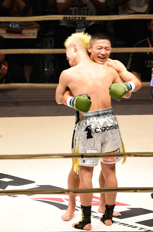 試合を終え笑顔で抱き合う那須川（左）と堀口（撮影・横山健太）