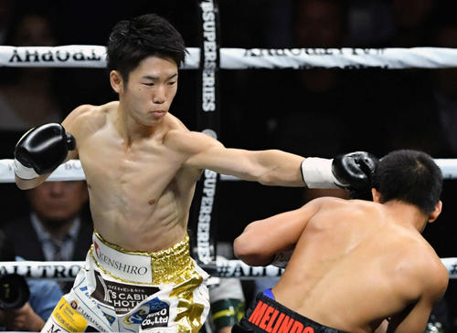 1回、メリンド（右）にジャブを放つ拳四朗（撮影・滝沢徹郎）