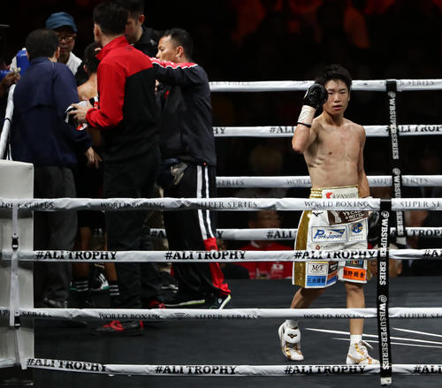 7回、メリンド（後方）にTKO勝利しガッツポーズする拳四朗（撮影・浅見桂子）