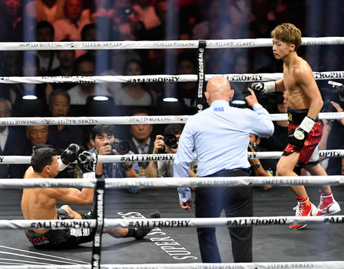 1回、パヤノ（左）をダウンさせた井上（右）（撮影・滝沢徹郎）