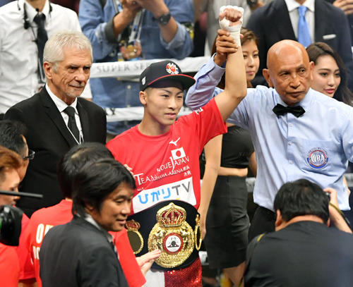 パヤノを下し、ベルトを巻いて勝ち名乗りを受ける井上（撮影・滝沢徹郎）