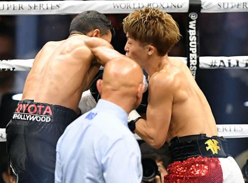 1回、パヤノ（左）にパンチを決める井上（撮影・滝沢徹郎）