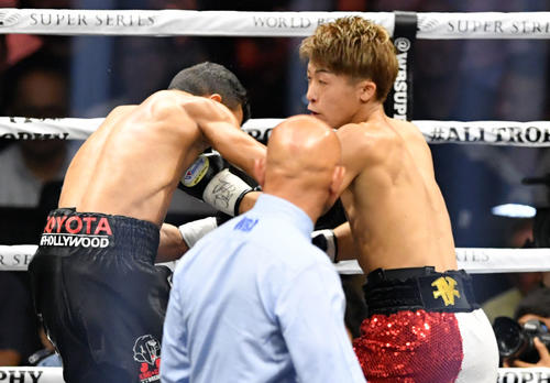1回、パヤノ（左）にパンチを決める井上（撮影・滝沢徹郎）
