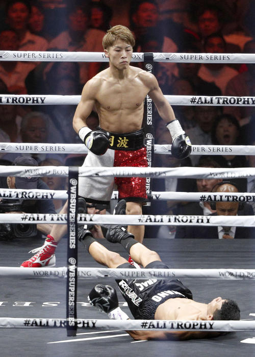 WBAバンタム級世界戦の1回、フアンカルロス・パヤノ（下）を倒した井上尚弥。KO勝ちで初防衛に成功した（共同）