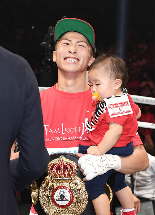 1回KO勝ちでパヤノを倒した井上は息子の明波くんを抱きながら笑顔を見せる（撮影・鈴木みどり）