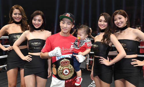 1回KO勝ちでパヤノを倒し、息子の明波くんを抱きながら笑顔を見せる井上（撮影・鈴木みどり）