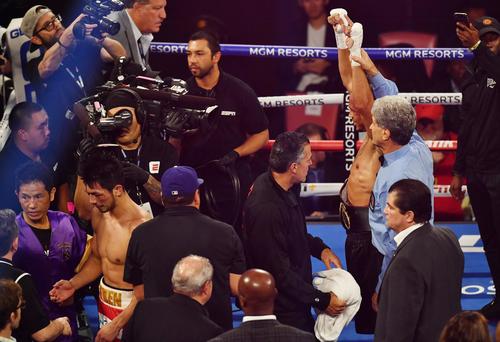 WBA世界ミドル級タイトルマッチで判定で挑戦者ブラントに敗れ、うつむきながらコーナーに戻る村田(撮影・菅敏)