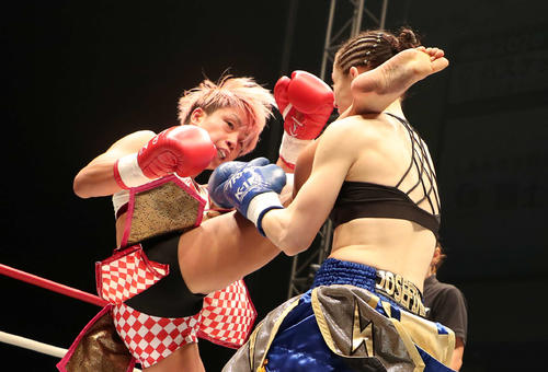 ヨセフィン・ノットソン(右)にキックを放つKANA(撮影・鈴木正人)