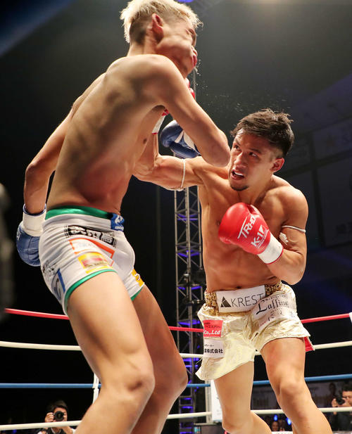 芦沢竜誠(左)にパンチを放つ卜部弘崇(撮影・鈴木正人)