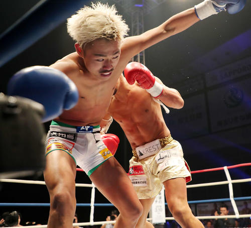 芦沢竜誠(左)にパンチを放つ卜部弘崇(撮影・鈴木正人)