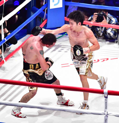 8回、サウル・フアレス（左）に右パンチを放つ拳四朗（撮影・小沢裕）