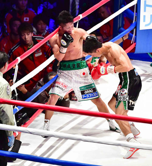 6回、サラパット（右）に左パンチを放つ井上拓。左はセコンドで見守る兄尚弥（撮影・小沢裕）