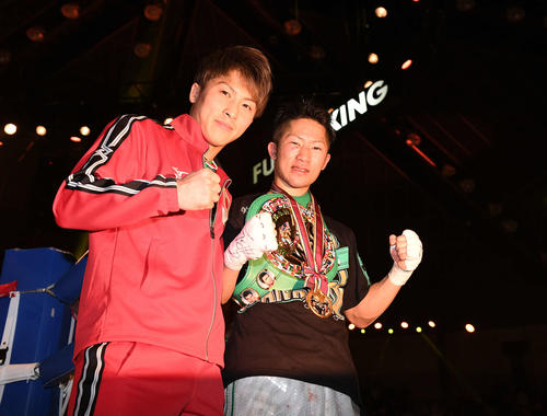 サラパットに勝利した井上拓（右）は兄尚弥と記念撮影（撮影・鈴木みどり）
