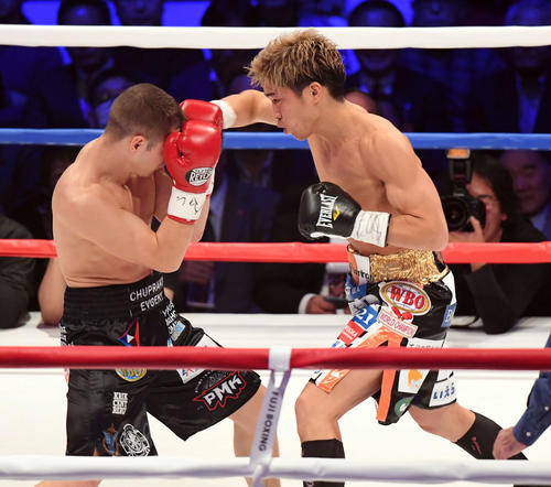 1回、チュプラコフにパンチを見舞う伊藤（撮影・たえ見朱実）