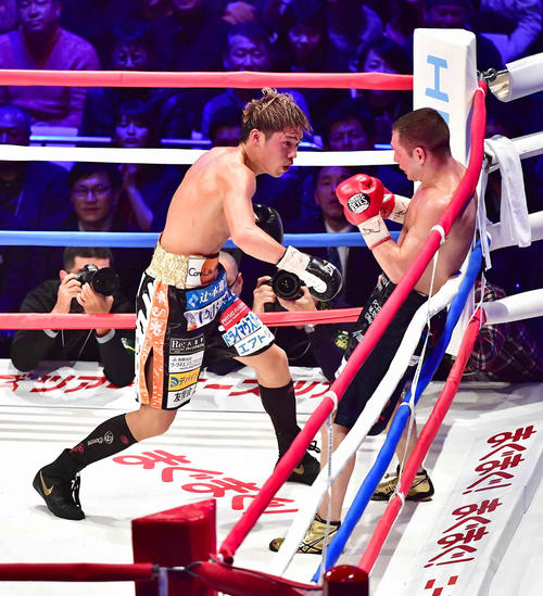 7回、チュプラコフ（右）をコーナーに追い詰めTKO勝ちを収めた伊藤（撮影・小沢裕）