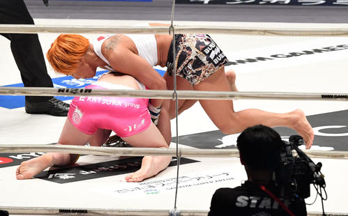 長野対山本美憂　2回、長野（下）に膝蹴りを入れる山本美（撮影・滝沢徹郎）