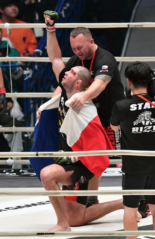 プロハースカ対ホールジー　勝利したプロハースカはポーズを決める（撮影・滝沢徹郎）