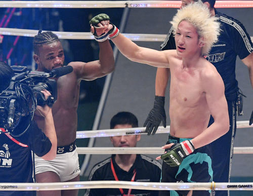 試合後、ケイプ（左）を称える佐々木憂（撮影・滝沢徹郎）