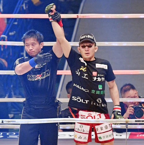 試合に勝利し勝ち名乗りを受ける元谷（撮影・滝沢徹郎）