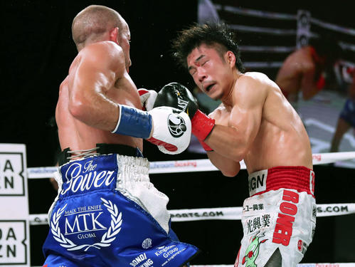 TJ・ドヘニー（左）に攻められる高橋竜平（ゲッティ＝共同）