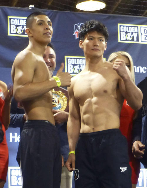 WBOスーパーウエルター級タイトルマッチの前日計量をパスした井上岳志(右)と王者ハイメ・ムンギア=25日、ヒューストン(共同)