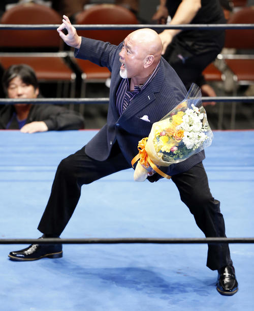 アブドーラ・ザ・ブッチャー引退セレモニーで花束を持ちポーズを決める武藤敬司(撮影・河田真司)