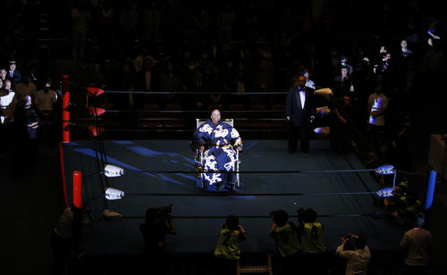 引退セレモニーで、光線の中、有終のゴングを聞くアブドーラ・ザ・ブッチャー(撮影・河田真司)