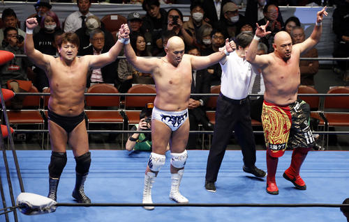第7試合 勝利を決めガッツポーズする、左から大森隆男、秋山準、太陽ケア(撮影・河田真司)