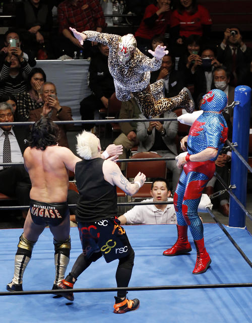 セミファイナルで、フライングボディーアタックを披露したミル・マスカラス。右はドス・カラス(撮影・河田真司)
