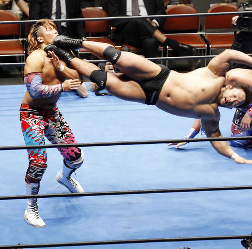 棚橋弘至(左)は関本大介からドロップキックを浴びる(撮影・河田真司)