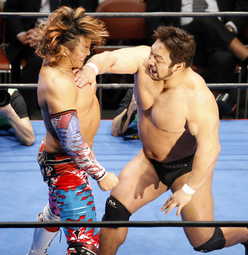 棚橋弘至(左)は関本大介から強烈なチョップを浴びる(撮影・河田真司)