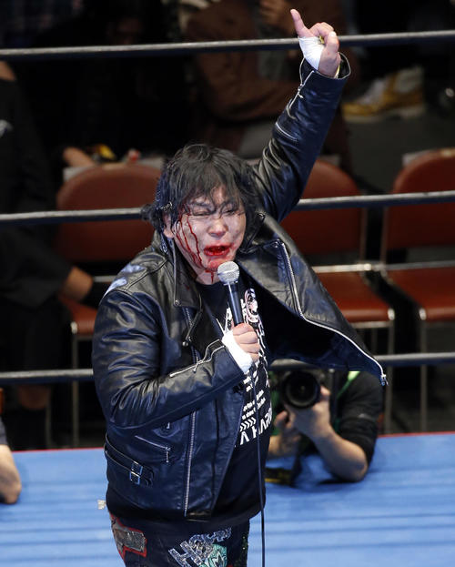 第3試合 勝利の雄叫びを上げる大仁田(撮影・河田真司)