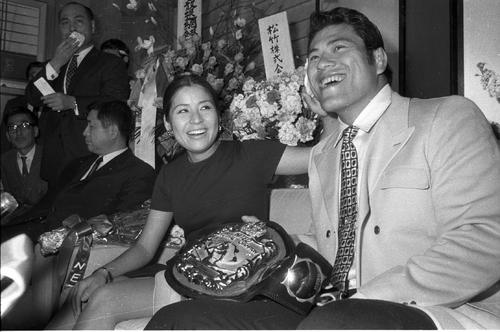 71年、女優倍賞美津子と婚約