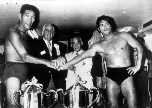 79年8月、夢のオールスター戦でタッグを組んで優勝したアントニオ猪木（右端）とジャイアント馬場（左端）