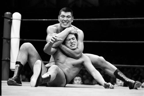 アントニオ猪木（手前）にヘッドロックを決める坂口征二（１９７８年月日不明）