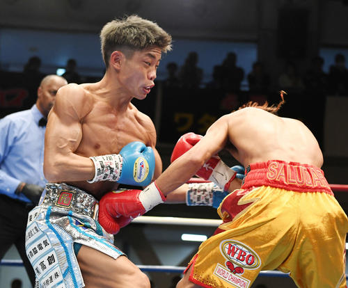 1回、パンチを放つ谷口（撮影・横山健太）